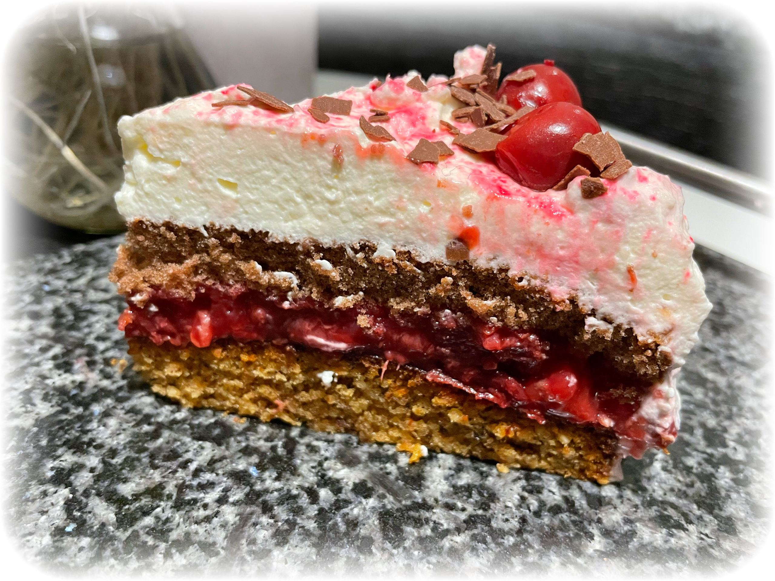 Kirsch,-Erdbeertorte mit Haselnussboden - Mond - Weib