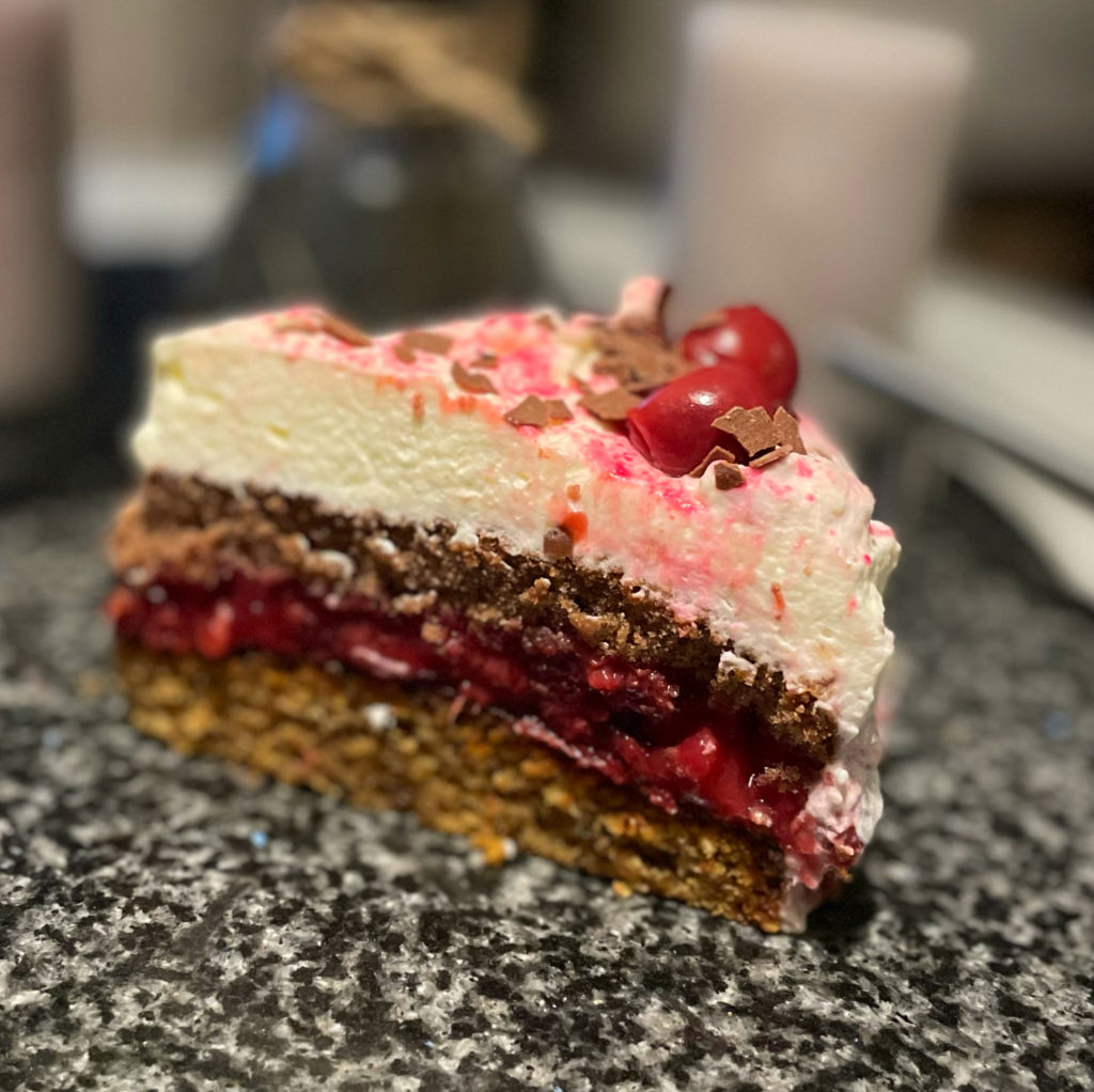 Kirsch,-Erdbeertorte mit Haselnussboden - Mond - Weib