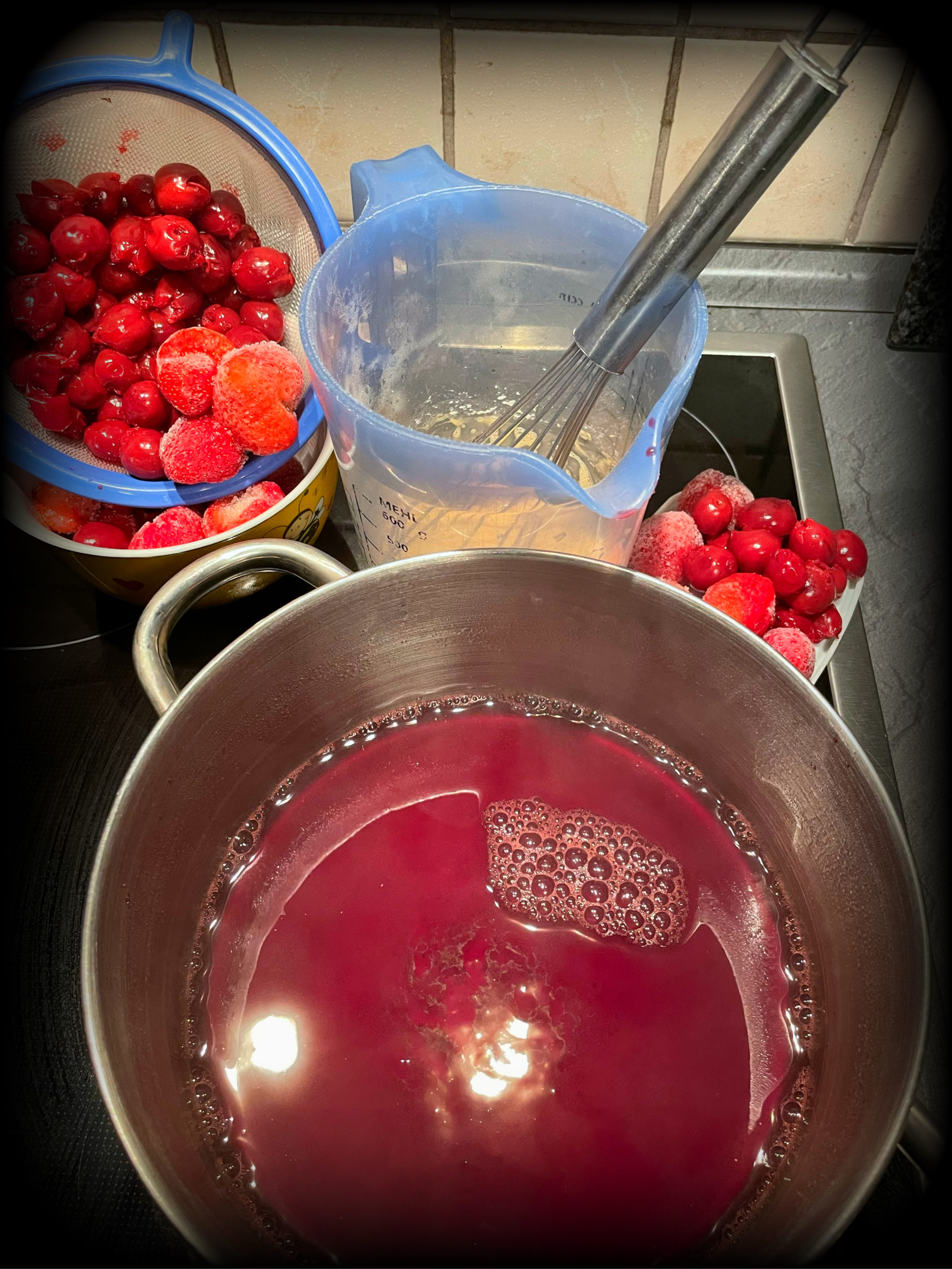 Kirsch,-Erdbeertorte mit Haselnussboden - Mond - Weib